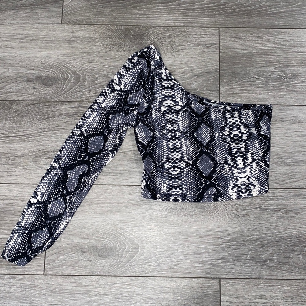 one sleeve black and white snakeskin top — size medium